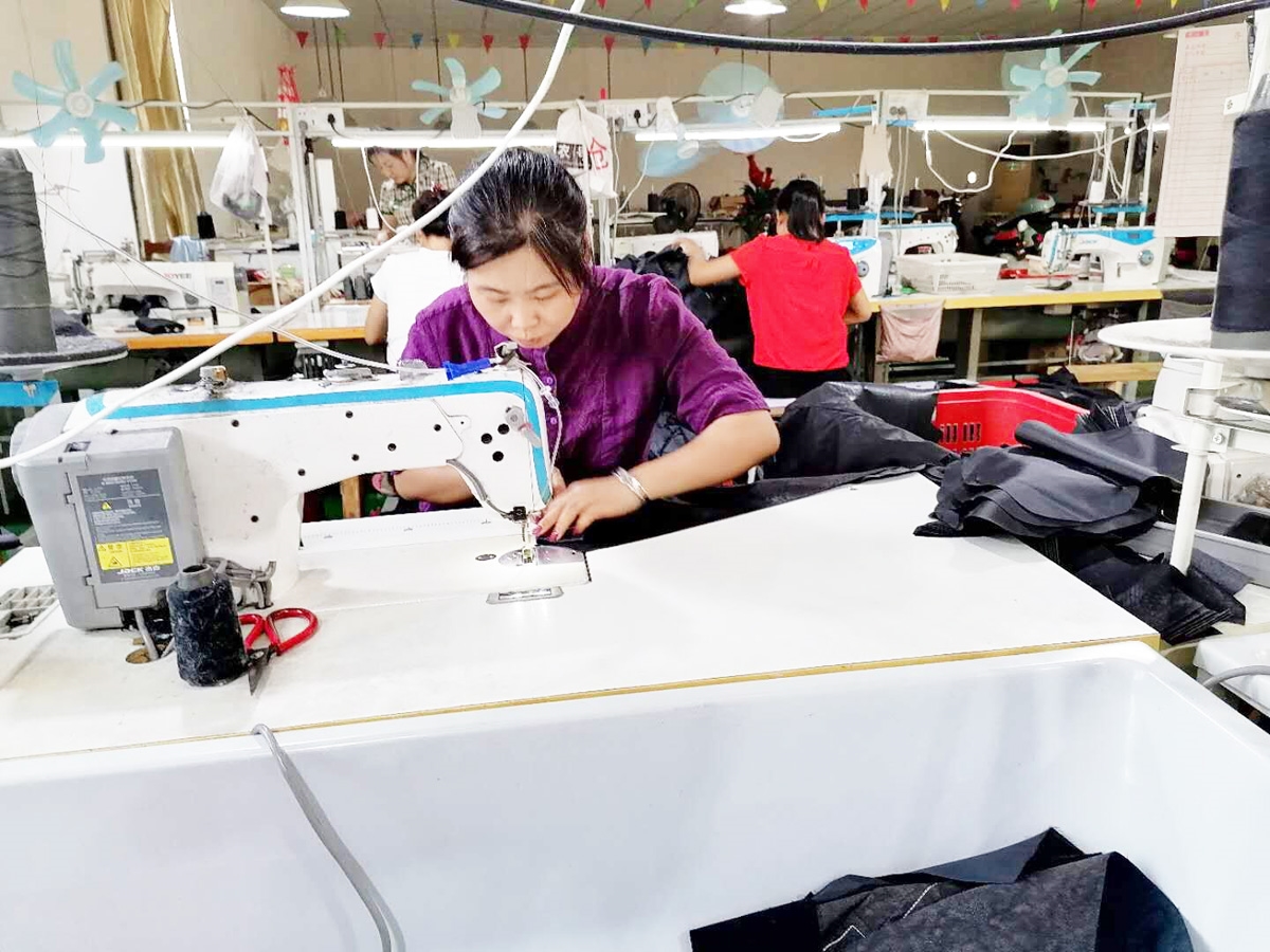扶贫车间务工忙 缝纫机踏出幸福路，服装加工织就振兴梦