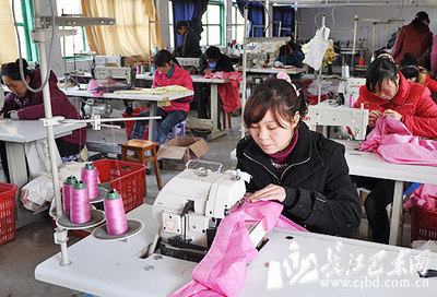 贴牌加工与来料来稿订做 淘工厂服装外发加工的全面解析